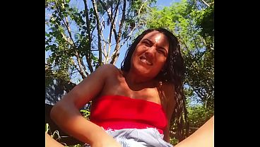 No meio do mato esfregando minha bucetinha até_ gozar
