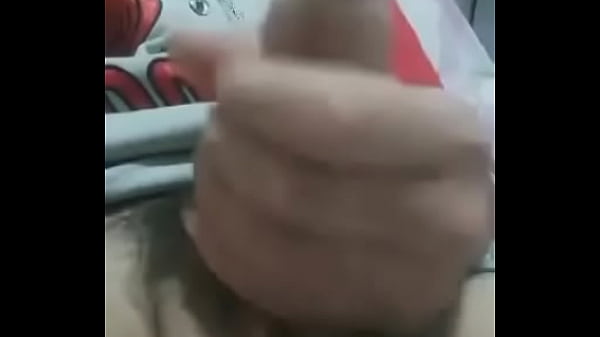 A joven chico le crese la verga