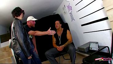 Nonton Mature Hooker Is Enjoying Impaling Her Wet Snatch Cowgirl Style On Guys Huge Dong thumbnail