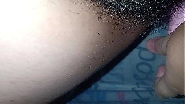 Me masturbando e gemendo vem me comer 