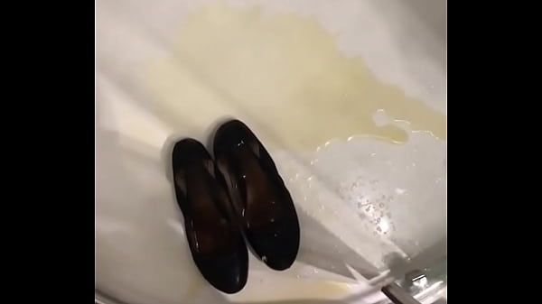 Balerina shoe piss