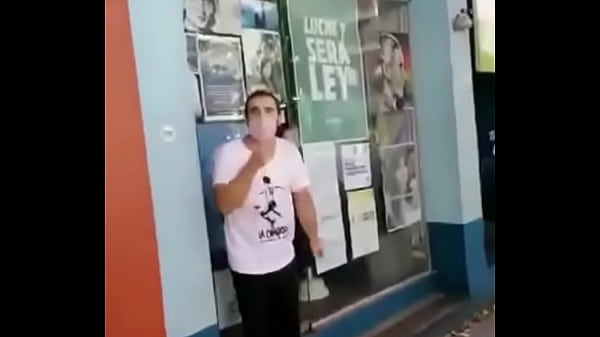 Argentino se culea y humilla a un camporista en p&uacute;blico 