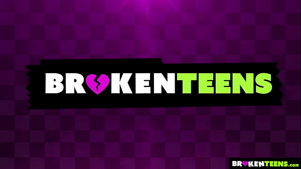 Nonton Slim Bodied Babe Gives Head To A Hard Fat Pole thumbnail