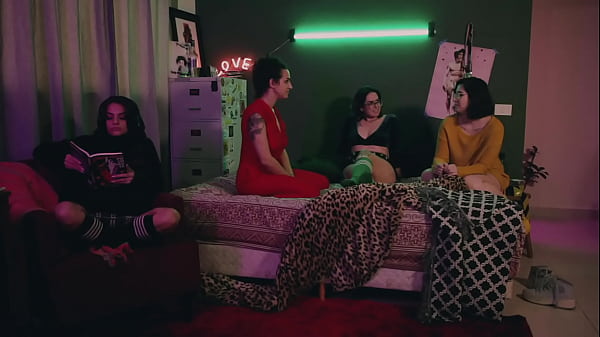 Play MP4 - COLEGAS DE QUARTO PARTEM PARA PUTARIA DEPOIS DE JOGO SAFADO