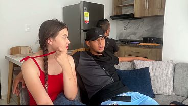 Nonton Cachonda Madrastra Se Folla A Su Peque&ntilde;o Enano Hijastro Sin Que Su Marido Se Entere Hasta Termina Con Todo El Semen De Su Peque&ntilde;o Hijastro. Sexo Real Casero thumbnail