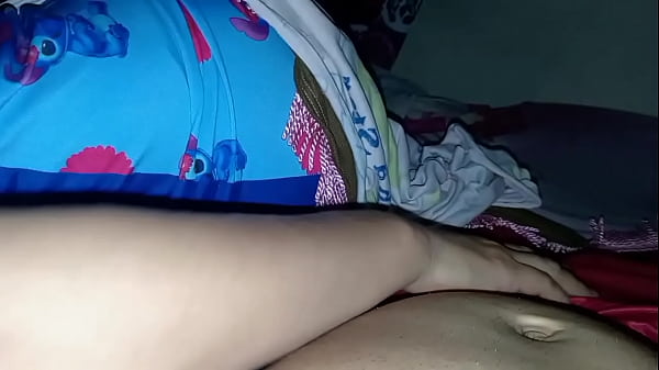 Hijastra e padrastro duermen en la misma cama y es follada todos los d&iacute;as