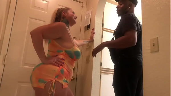 Play MP4 - Maintenance Man helps the Right Tenant