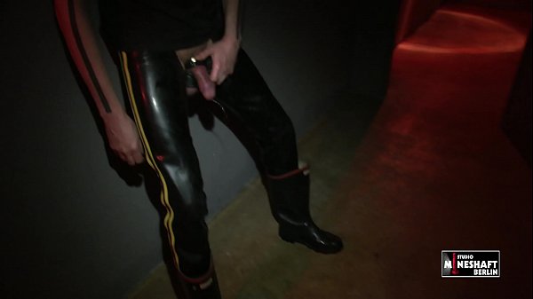 Play MP4 - Piss in rubber