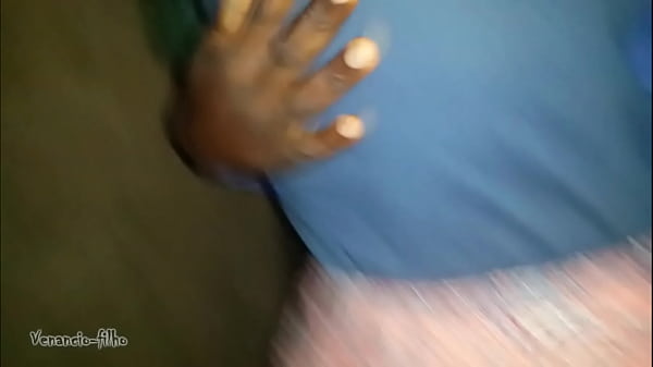 Play MP4 - Super beijo MolhadO pega onda antes de se molhar de tanto tesao