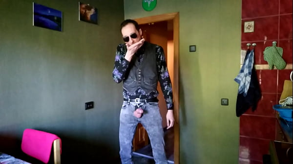 Play MP4 - Wanker in clothes