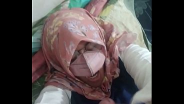 Tante Riani sepong kontol dan menikmatinya 