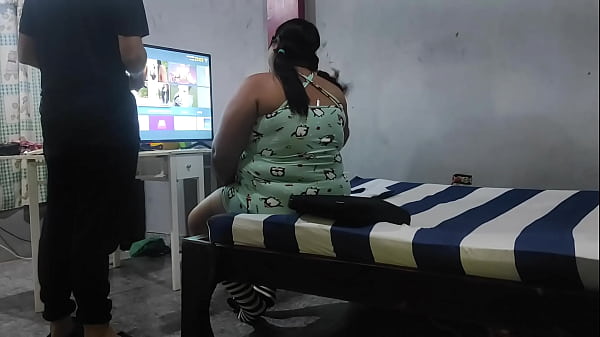 Play MP4 - Llamo a un tecnico para que arregle mi tv y mi esposo no estaba en la casa y no tenia como pagarle puse una camara oculta y termine follandome al tecnico para poder pagarle