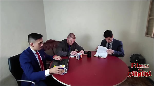 Empresa faz teste do sof&aacute; com empregada milf ela chupou geral 