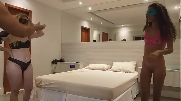 Como gravamos porno amador brasileiro e o que acontece nos intervalos das grava&ccedil;&otilde;es com a loira gostosa e a morena magrinha fodendo muito 