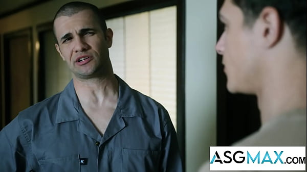 Muscle Hunk Feeds Big Dick to Older Repairman 