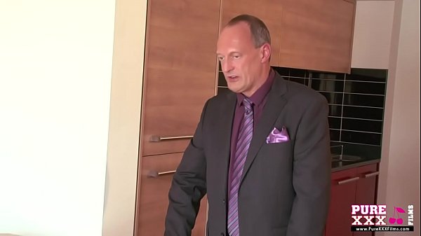 Play MP4 - alyssa divine follando con su jefe para un aumento