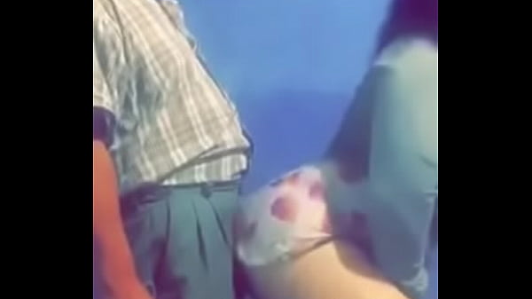 Travesti Cassandra culona haciendo twerking por la pija de su vecino maduro