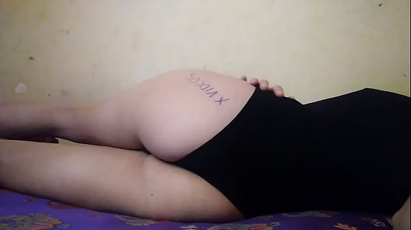 سالب عرص يعرض نفسه عل الكاميرا 