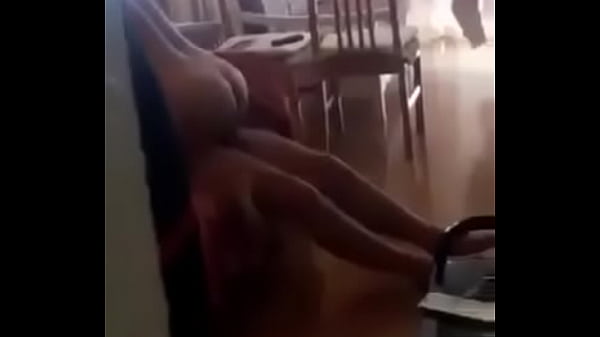 Corno chega em_casa e da de cara com a_esposa dando no_sofá decasa corno ficasem ação