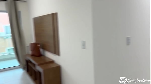 Play MP4 - Corretora safado fode com futuro inquilino em pleno dia com os vizinhos olhando