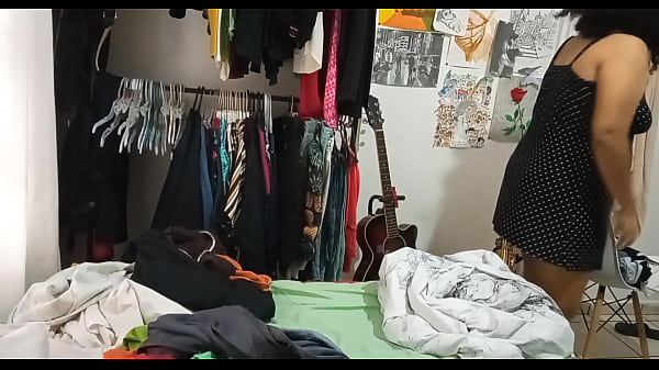 Milf madurita haciendo limpieza en sucuarto 4