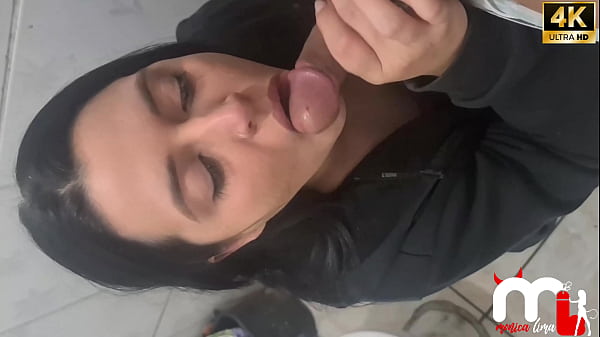 Enquanto Meu Marido Lavava O Carro Fui At&eacute; A Conveni&ecirc;ncia Do Posto, Conheci Um Novinho Lindo E Fui Transar No Banheiro Do Posto. thumbnail