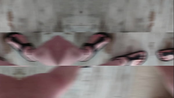 Barfu&szlig; Diashow mit Nylonjunge in Birkenstocks 