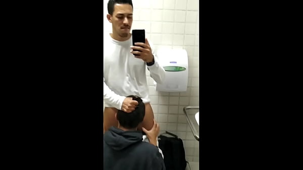 Usando A Boca Do Garoto, Como Dep&oacute;sito Num Banheiro P&uacute;blico thumbnail