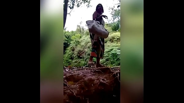 Tesão bateu fui no mato atrás de macho e toqueiminha siririca_até gozar