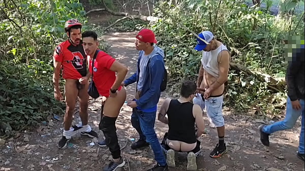 Dando O Cu Para 8 Homens Na Ciclovia thumbnail