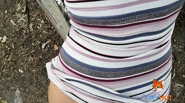 En publico mostrando y exhibiendo mi cuerpo como la puta que soy buscando una verga gruesa y larga