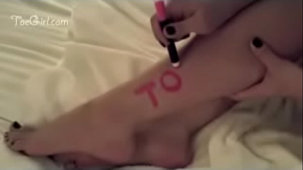 Writing on bare toes and feet by toegirl