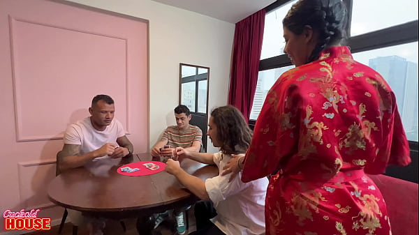 Casada Fogosa Interrompe Partida De Baralho Para Trepar Os Jogadores thumbnail