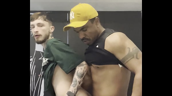 Dando Pro Negao No Banheirao Enquanto Os Outros Batem Punheta thumbnail