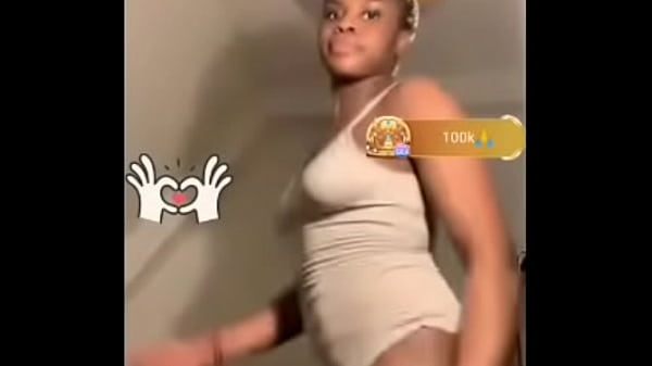 Bigo girl delebrately dance in front of camera to entertain viewers 