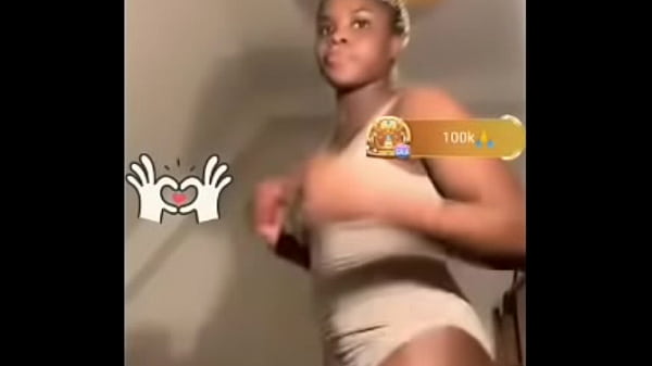 Bigo girl delebrately dance in front of camera to entertain viewers 