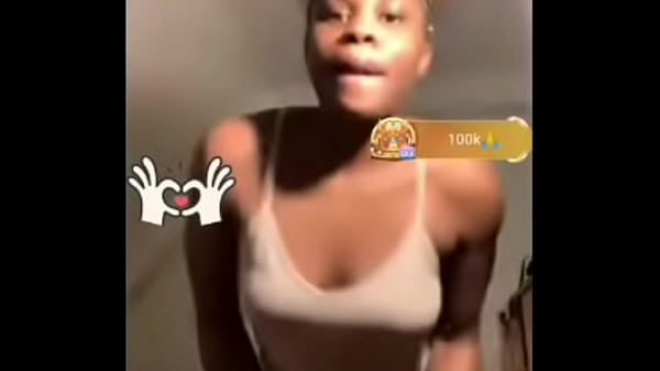 Bigo girl delebrately dance in front of camera to entertain viewers