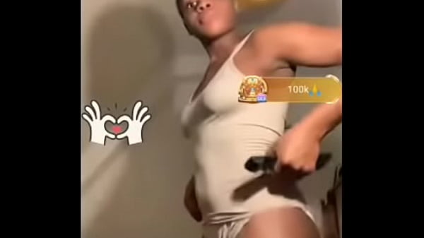 Bigo girl delebrately dance in front of camera to entertain viewers 