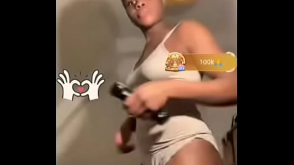 Bigo girl delebrately dance in front of camera to entertain viewers 