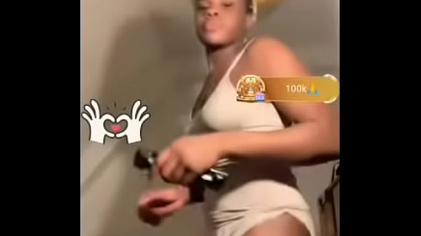 Bigo girl delebrately dance in front of camera to entertain viewers 