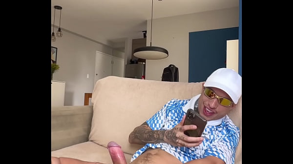 Play MP4 - O CUZINHO DELE FICOU MOLHADINHO IGUAL BUCETA DE TANTO LEVAR ROLA