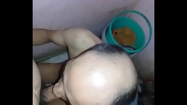 Vừa b&uacute; cu vừa m&oacute;c t&uacute;i bị đ&aacute;nh lật mặt. 