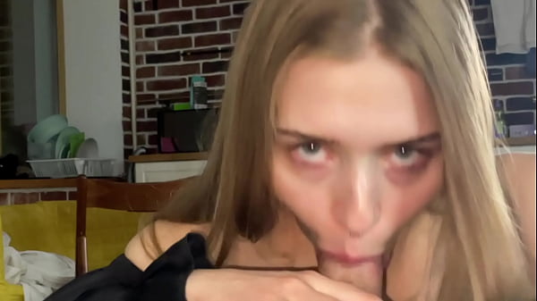 Play MP4 - Cutie sucks me off before putting a condom