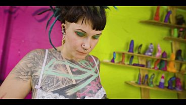 Nonton Tattooed Babe Vs Z-filmz Toy Wall Gaping Anal Insertion, Toys & Intense Orgasms thumbnail