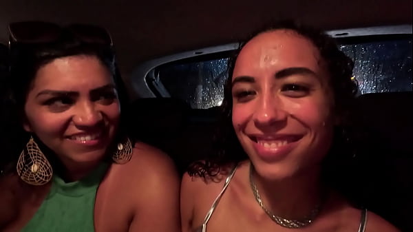 Aprontando em p&uacute;blico na praia grande quem vai me dar o cu 