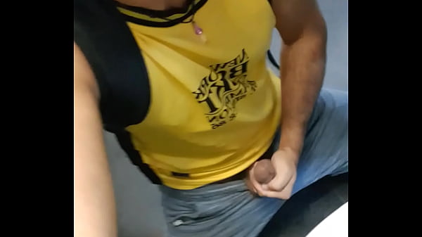 Fiquei De Joelhos Para Mamar A Pica Enorme Do Pedreiro Da Empresa Onde Trabalho. thumbnail