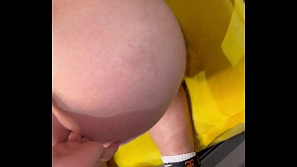 Mlk h&eacute;tero pediu pra comer o cuzinho no pelo, a&iacute; eu deixei ele tirar a camisinha. O pau ficou dur&atilde;o na hora! 