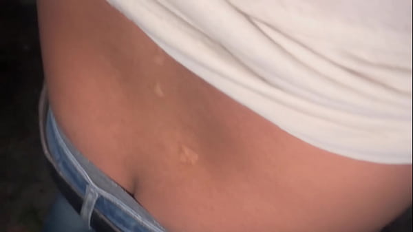 Play MP4 - Coelhinha da para marido e para mais 2 amigos na rua sem camisinha