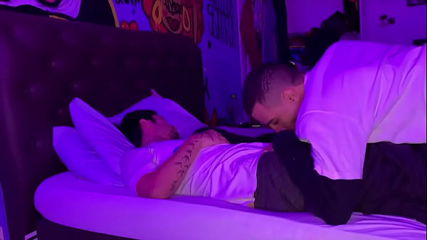 Play MP4 - Acordei meu amigo com o melhor boquete - Gabriel Martins