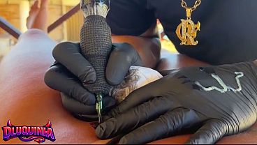 Estava bem lisinha para fazer a tatuagem em quanto sua amiga se divertia com o tatuador
